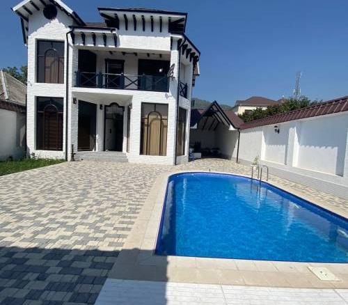 Qəbələ rayonunda yerləşən villa maksimum 10 nəfər üçün nəzərdə tutulub. Villada 4 yataq otağı, 2 samuzel və 1 hovuz mövcuddur. İstirahətiniz üçün villada hər bir şərait yaradılıb#011