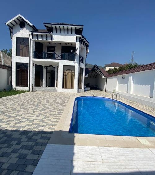 Qəbələ rayonunda yerləşən villa maksimum 10 nəfər üçün nəzərdə tutulub. Villada 4 yataq otağı, 2 samuzel və 1 hovuz mövcuddur. İstirahətiniz üçün villada hər bir şərait yaradılıb#011