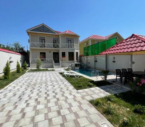 Qəbələ rayonunda yerləşən villa maksimum 12 nəfər üçün nəzərdə tutulub. Villada 5 yataq otağı, 2 sanuzel və 1 hovuz mövcuddur. İstirahətiniz üçün villada hər bir şərait yaradılıb#014