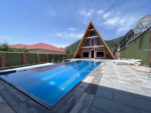 Maksimum 12 nefer üçün nəzərdə tutulmuşdur. 5 yataq otagi. 4 sanuzel. 1 hovuz və 1 jakuzidən ibarətdir.villada istirahət üçün hər bir şərait yaradılıb.#005