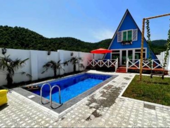 VILLA qəbələnin Vendam kəndində yerləşir.maksimum 5 neferlik yataq otagi 2. Sanuzel 1. Açıq havaya yerini dəyişə bilən yataq mövcutdur.#003