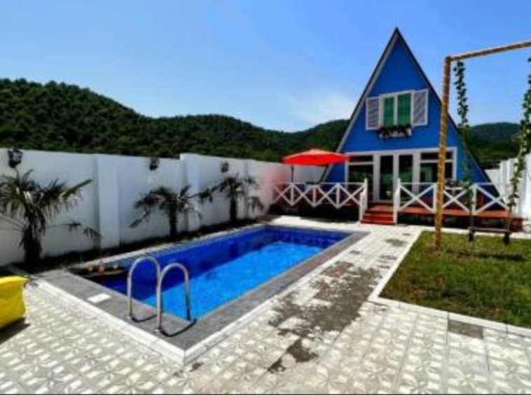 VILLA qəbələnin Vendam kəndində yerləşir.maksimum 5 neferlik yataq otagi 2. Sanuzel 1. Açıq havaya yerini dəyişə bilən yataq mövcutdur.#003