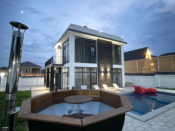 Qəbələ rayonunda isə maksimum 8 nəfərlik villa yerləşir. Villada 3 yataq otağı, 2 sanuzel 1 hovuz və 1 rus vannası mövcuddur. İstirahətiniz üçün villada hər bir şərait yaradılıb