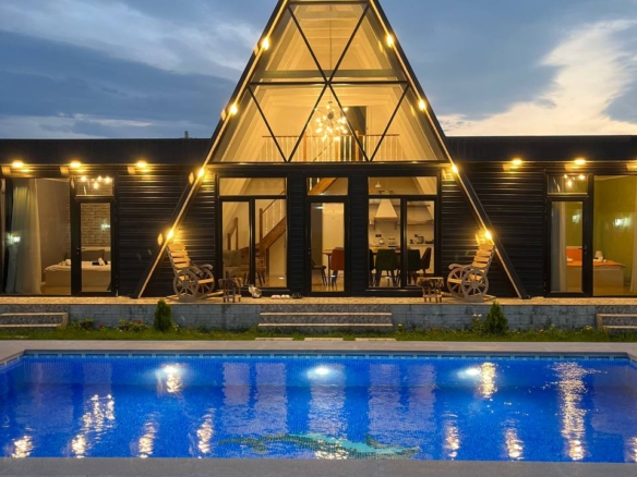 qəbələ rayonunda yerləşən villa maksimum 10 nəfər üçün nəzərdə tutulub. Villada 4 yataq otağı, 2 samuzel və 1hovuz mövcuddur. İstirahətiniz üçün villada hər bir şərait yaradılıb.