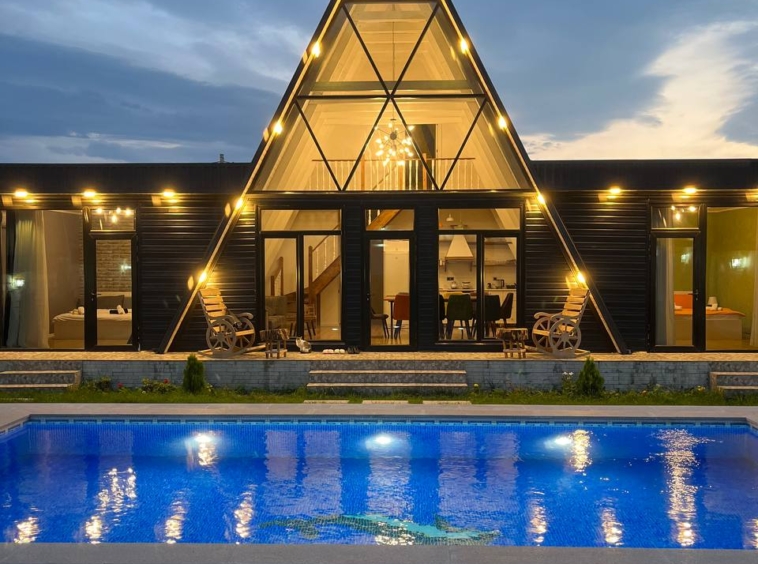 qəbələ rayonunda yerləşən villa maksimum 10 nəfər üçün nəzərdə tutulub. Villada 4 yataq otağı, 2 samuzel və 1hovuz mövcuddur. İstirahətiniz üçün villada hər bir şərait yaradılıb.