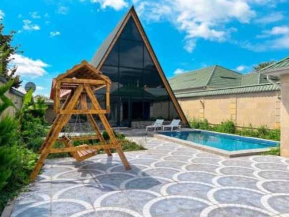 Qəbələ rayonunda yerləşən villa maksimum 7 nəfər üçün nəzərdə tutulub. Villada 3 yataq otağı, 2 samuzel mövcuddur. İstirahətiniz üçün villada hər bir şərait yaradılıb