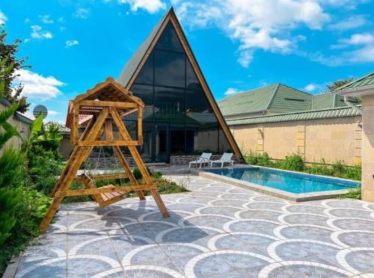 Qəbələ rayonunda yerləşən villa maksimum 7 nəfər üçün nəzərdə tutulub. Villada 3 yataq otağı, 2 samuzel mövcuddur. İstirahətiniz üçün villada hər bir şərait yaradılıb