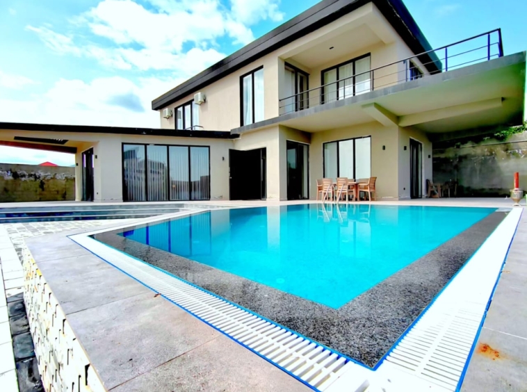 Qəbələ rayonunda yerləşən villa maksimum 8 nəfər üçün nəzərdə tutulub. Villada 4 yataq otağı, 4 samuzel və 1 hovuz mövcuddur. İstirahətiniz üçün villada hər bir şərait yaradılıb