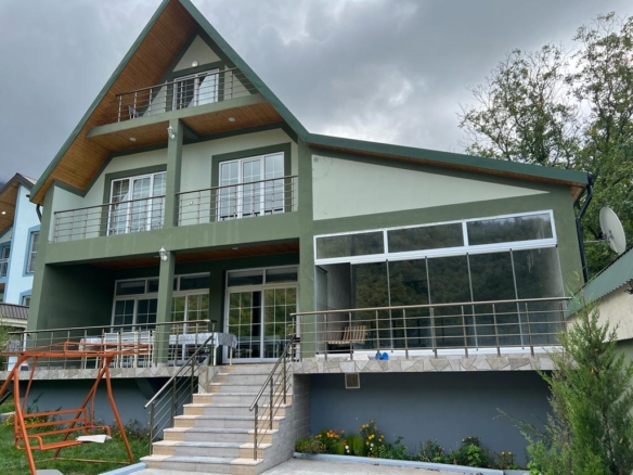 ismayıllı rayonunda yerləşən villa maksimum 14 nəfər üçün nəzərdə tutulub. Villada 5 yataq otağı, 2 samuzel və 1 hovuz mövcuddur. İstirahətiniz üçün villada hər bir şərait yaradılıb