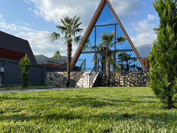 Qəbələ rayonunda yerləşən villa maksimum 7 nəfər üçün nəzərdə tutulub. Villada 3 yataq otağı, 1 samuzel və 1 hovuz mövcuddur. İstirahətiniz üçün villada hər bir şərait yaradılıb