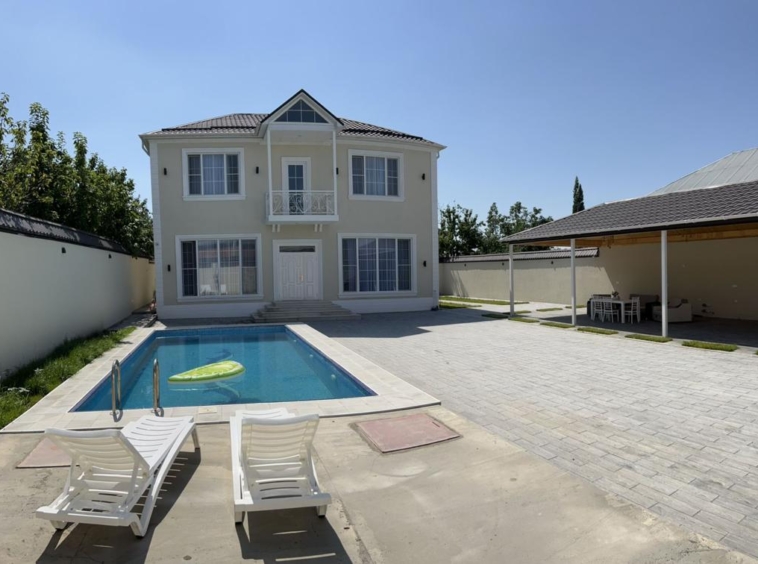 ismayıllı şəhərində yerləşən villa maksimum 8 nəfər üçün nəzərdə tutulub. Villada 4 yataq otağı, 2 samuzel və 1 hovuz var. Villada istirahətiniz üçün hər bir şərait var