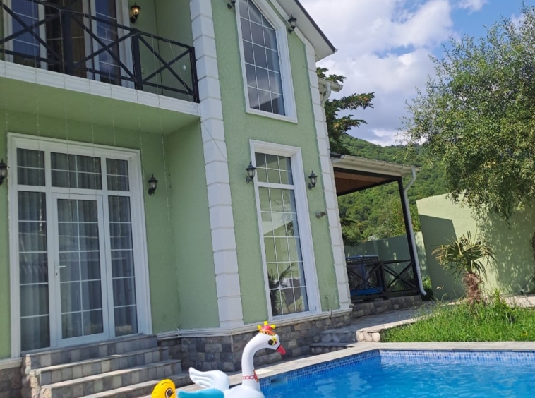 ismayıllı rayonunda yerləşən villa maksimum 10 nəfər üçün nəzərdə tutulub. Villada 3 yataq otağı, 2 samuzel və 1 hovuz mövcuddur. İstirahətiniz üçün villada hər bir şərait yaradılıb