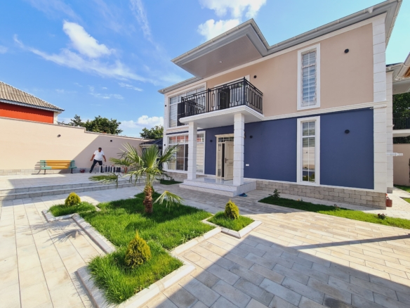 Qəbələ rayonunda yerləşən villa maksimum 16 nəfər üçün nəzərdə tutulub. Villada 6 yataq otağı, 4 samuzel və 1hovuz mövcuddur. İstirahətiniz üçün villada hər bir şərait yaradılıb