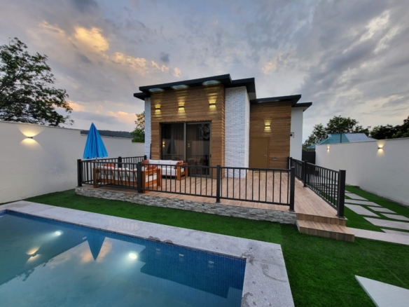 Qəbələ rayonunda yerləşən villa maksimum 5 nəfər üçün nəzərdə tutulub. Villada 2 yataq otağı, 2 samuzel otağı və 1 hovuz var. Villada istirahətiniz üçün hər bir şərait var