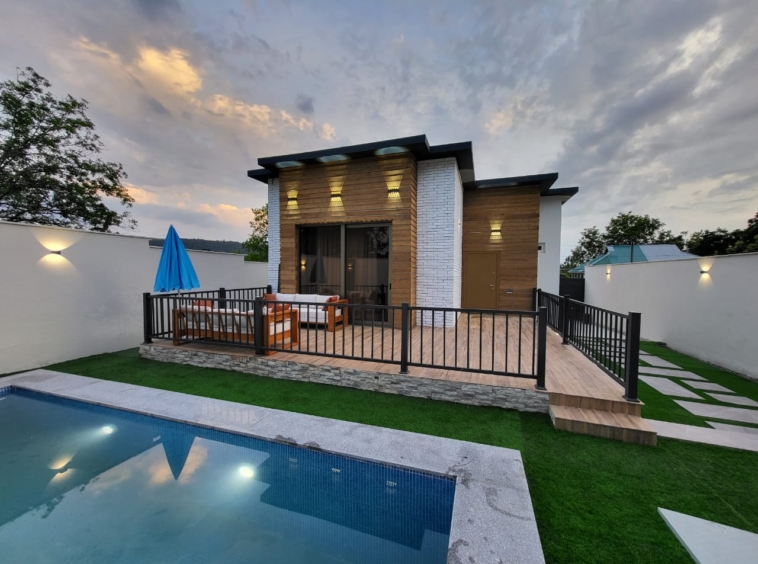 Qəbələ rayonunda yerləşən villa maksimum 5 nəfər üçün nəzərdə tutulub. Villada 2 yataq otağı, 2 samuzel otağı və 1 hovuz var. Villada istirahətiniz üçün hər bir şərait var