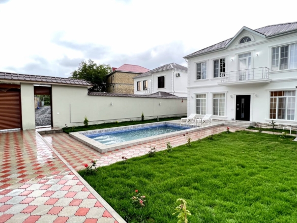 bakı şəhərində yerləşən villa maksimum 10 nəfər üçün nəzərdə tutulub. Villada 4 yataq otağı, 2 samuzel və 1 hovuz var. Villada istirahətiniz üçün hər bir şərait var