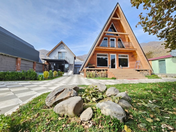 Qəbələ rayonunda yerləşən villa maksimum 10 nəfər üçün nəzərdə tutulub. Villada 4 yataq otağı, 4 samuzel və 1 jakuzi mövcuddur. İstirahətiniz üçün villada hər bir şərait yaradılıb