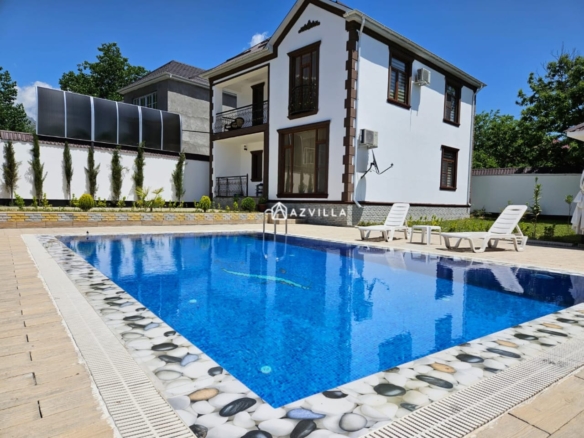 Qəbələ rayonunda isə maksimum 10 nəfərlik villa yerləşir. Villada 4 yataq otağı, 2 samuzel 1 hovuz mövcuddur. İstirahətiniz üçün villada hər bir şərait yaradılıb