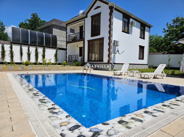 Qəbələ rayonunda isə maksimum 10 nəfərlik villa yerləşir. Villada 4 yataq otağı, 2 samuzel 1 hovuz mövcuddur. İstirahətiniz üçün villada hər bir şərait yaradılıb