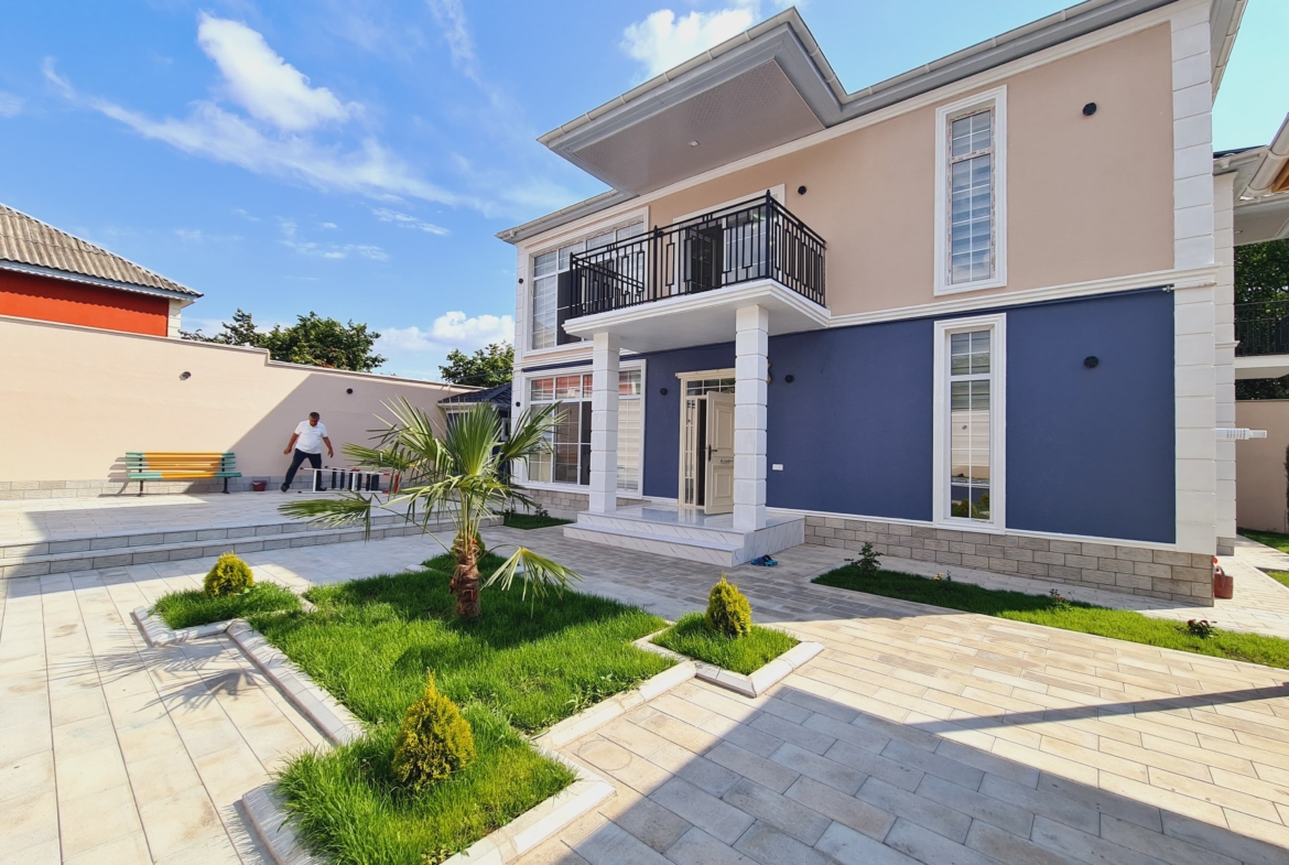 Qəbələ rayonunda yerləşən villa maksimum 16 nəfər üçün nəzərdə tutulub. Villada 6 yataq otağı, 4 samuzel və 1hovuz mövcuddur. İstirahətiniz üçün villada hər bir şərait yaradılıb