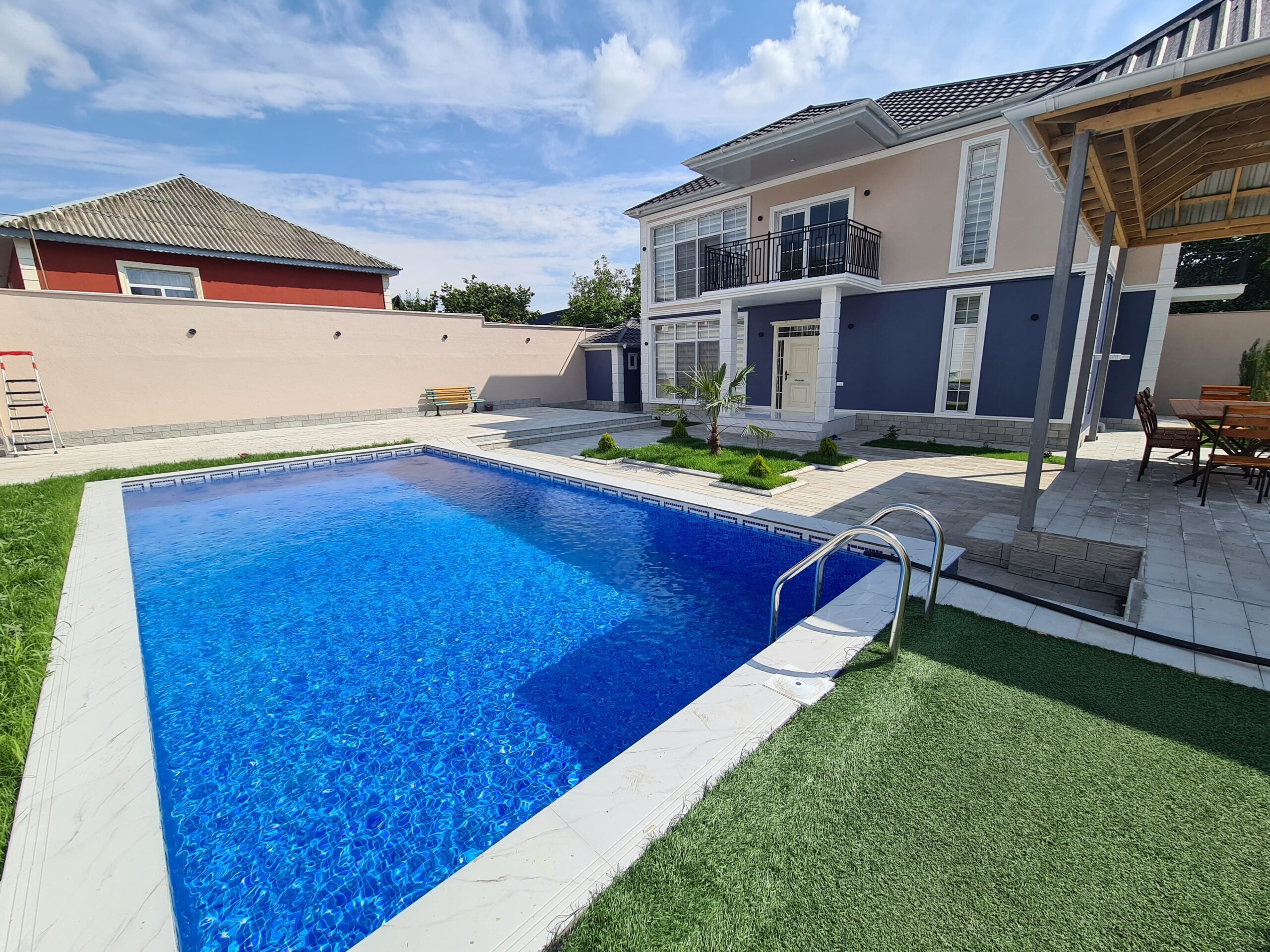 Qəbələ rayonunda yerləşən villa maksimum 16 nəfər üçün nəzərdə tutulub. Villada 6 yataq otağı, 4 samuzel və 1hovuz mövcuddur. İstirahətiniz üçün villada hər bir şərait yaradılıb