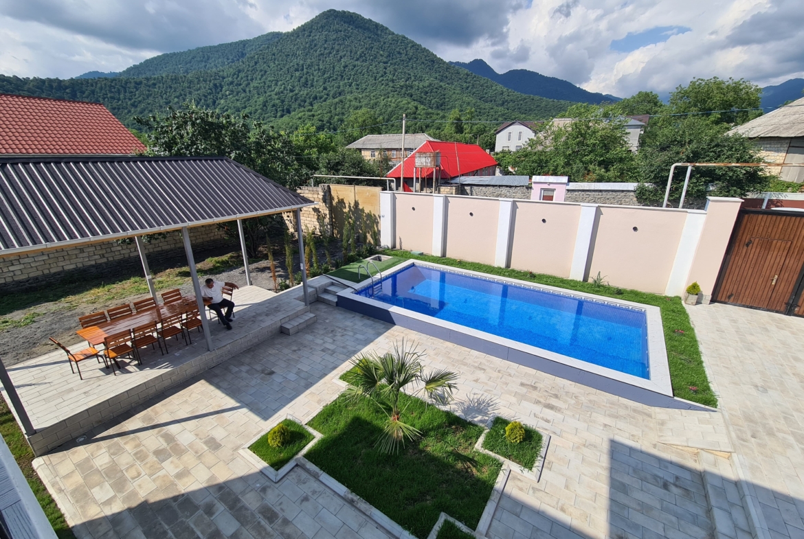 Qəbələ rayonunda yerləşən villa maksimum 16 nəfər üçün nəzərdə tutulub. Villada 6 yataq otağı, 4 samuzel və 1hovuz mövcuddur. İstirahətiniz üçün villada hər bir şərait yaradılıb