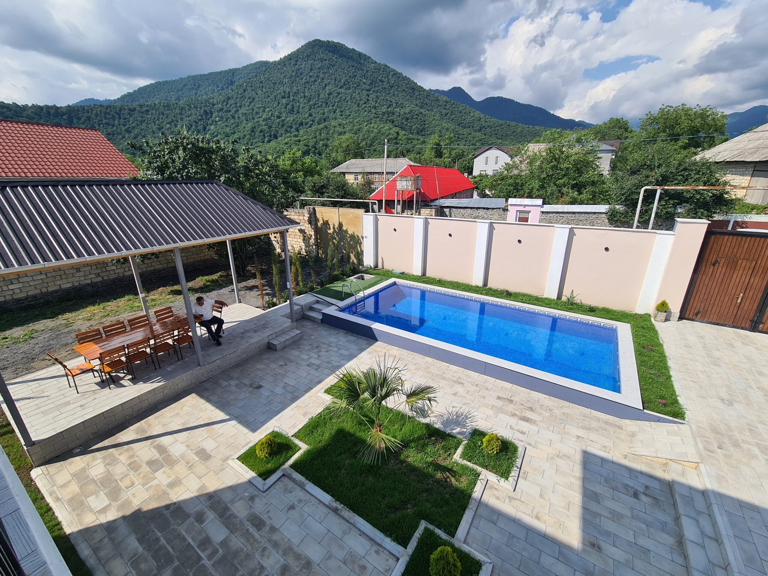 Qəbələ rayonunda yerləşən villa maksimum 16 nəfər üçün nəzərdə tutulub. Villada 6 yataq otağı, 4 samuzel və 1hovuz mövcuddur. İstirahətiniz üçün villada hər bir şərait yaradılıb