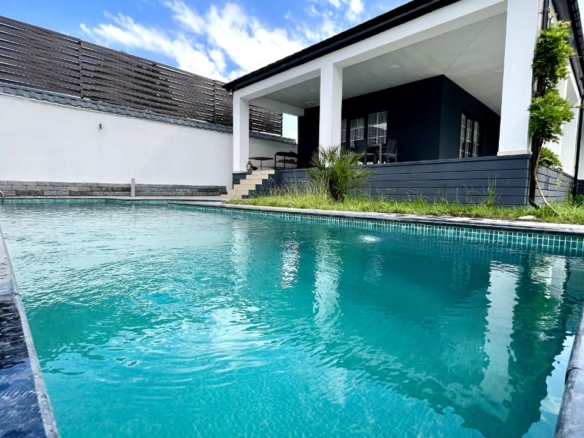 Qəbələ rayonunda yerləşən villa maksimum 11 nəfər üçün nəzərdə tutulub. Villada 5 yataq otağı, 2 samuzel və 1 hovuz mövcuddur. İstirahətiniz üçün villada hər bir şərait yaradılıb