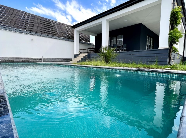 Qəbələ rayonunda yerləşən villa maksimum 11 nəfər üçün nəzərdə tutulub. Villada 5 yataq otağı, 2 samuzel və 1 hovuz mövcuddur. İstirahətiniz üçün villada hər bir şərait yaradılıb