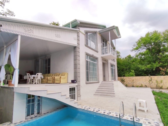 Qəbələ rayonunda yerləşən villa maksimum 8 nəfər üçün nəzərdə tutulub. Villada 4 yataq otağı, 4 samuzel və 1 hovuz mövcuddur. İstirahətiniz üçün villada hər bir şərait yaradılıb