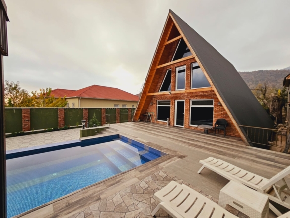 Qəbələ rayonunda yerləşən villa maksimum 10 nəfər üçün nəzərdə tutulub. Villada 5 yataq otağı, 4 samuzel və jakuzi1 mövcuddur. İstirahətiniz üçün villada hər bir şərait yaradılıb