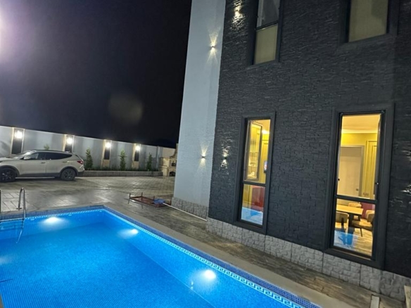 bakı şəhərində yerləşən villa maksimum 10 nəfər üçün nəzərdə tutulub. Villada 5 yataq otağı, 2 hamam və 1 hovuz var. Villada istirahətiniz üçün hər bir şərait var