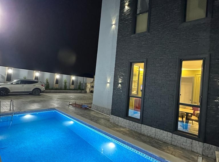 bakı şəhərində yerləşən villa maksimum 10 nəfər üçün nəzərdə tutulub. Villada 5 yataq otağı, 2 hamam və 1 hovuz var. Villada istirahətiniz üçün hər bir şərait var