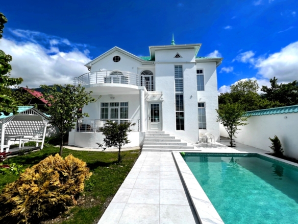 Qəbələ rayonunda yerləşən villa maksimum 9 nəfər üçün nəzərdə tutulub. Villada 4 yataq otağı, 4 samuzel və 1 hovuz mövcuddur. İstirahətiniz üçün villada hər bir şərait yaradılıb