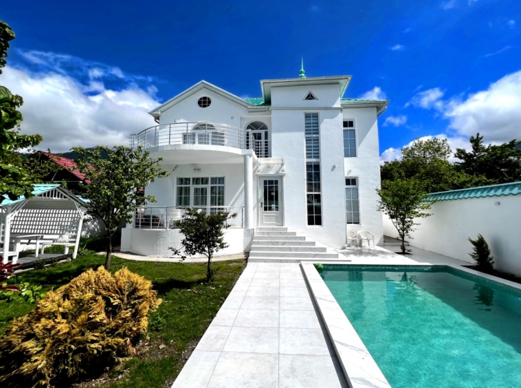 Qəbələ rayonunda yerləşən villa maksimum 9 nəfər üçün nəzərdə tutulub. Villada 4 yataq otağı, 4 samuzel və 1 hovuz mövcuddur. İstirahətiniz üçün villada hər bir şərait yaradılıb