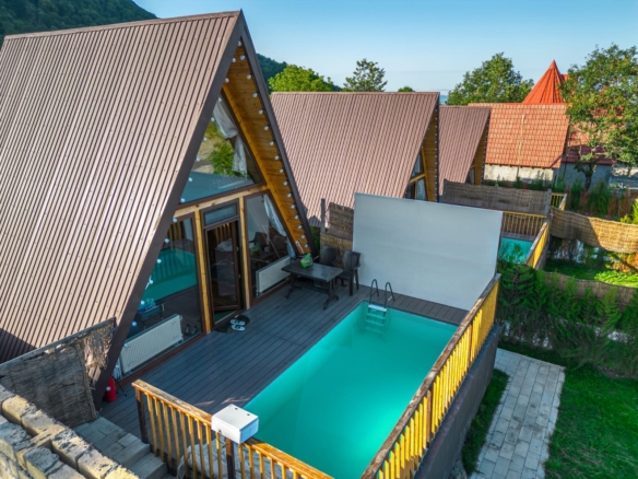 Qəbələ rayonunda yerləşən villa maksimum 4 nəfər üçün nəzərdə tutulub. Villada 1 yataq otağı, 1 samuzel və 1 hovuz mövcuddur. İstirahətiniz üçün villada hər bir şərait yaradılıb