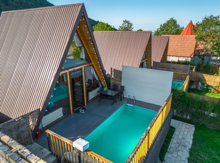 Qəbələ rayonunda yerləşən villa maksimum 4 nəfər üçün nəzərdə tutulub. Villada 1 yataq otağı, 1 samuzel və 1 hovuz mövcuddur. İstirahətiniz üçün villada hər bir şərait yaradılıb