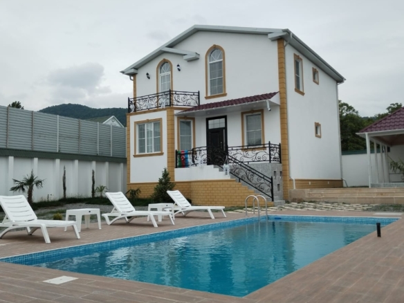 Qəbələ rayonunda yerləşən villa maksimum 11 nəfər üçün nəzərdə tutulub. Villada 4 yataq otağı, 2 samuzel və 1 hovuz mövcuddur. İstirahətiniz üçün villada hər bir şərait yaradılıb