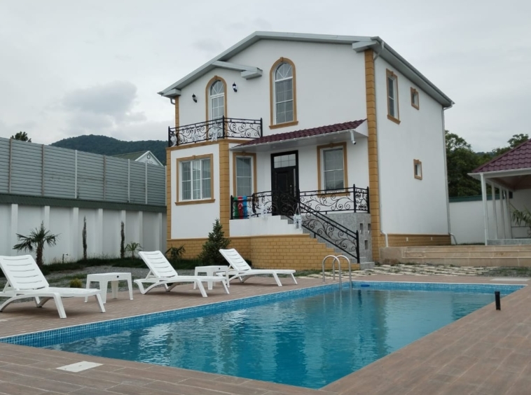 Qəbələ rayonunda yerləşən villa maksimum 11 nəfər üçün nəzərdə tutulub. Villada 4 yataq otağı, 2 samuzel və 1 hovuz mövcuddur. İstirahətiniz üçün villada hər bir şərait yaradılıb