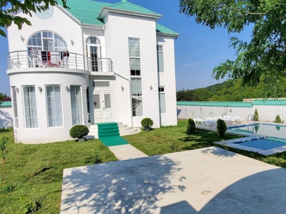 Qəbələ rayonunda yerləşən villa maksimum 10 nəfər üçün nəzərdə tutulub. Villada 5 yataq otağı, 2 samuzel və 1 hovuz mövcuddur. İstirahətiniz üçün villada hər bir şərait yaradılıb