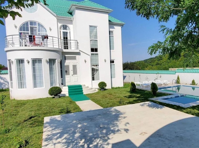 Qəbələ rayonunda yerləşən villa maksimum 10 nəfər üçün nəzərdə tutulub. Villada 5 yataq otağı, 2 samuzel və 1 hovuz mövcuddur. İstirahətiniz üçün villada hər bir şərait yaradılıb