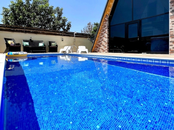 Qəbələ rayonunda yerləşən villa maksimum 5 nəfər üçün nəzərdə tutulub. Villada 2 yataq otağı, 1 samuzel və 1 hovuz mövcuddur. İstirahətiniz üçün villada hər bir şərait yaradılıb