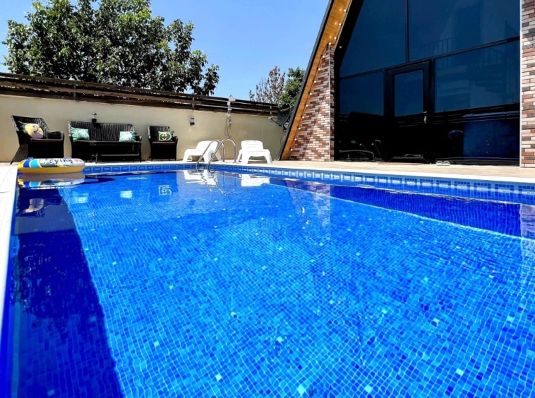 Qəbələ rayonunda yerləşən villa maksimum 5 nəfər üçün nəzərdə tutulub. Villada 2 yataq otağı, 1 samuzel və 1 hovuz mövcuddur. İstirahətiniz üçün villada hər bir şərait yaradılıb