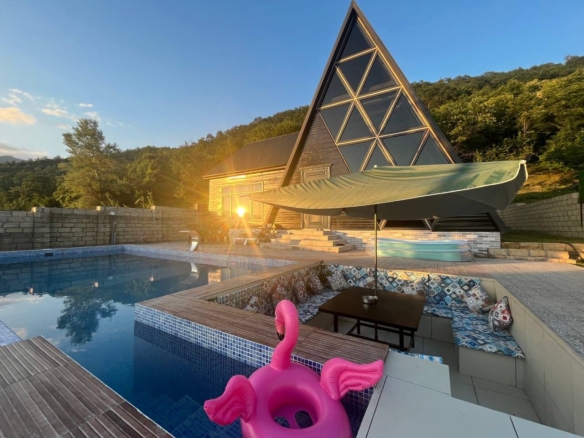 Qəbələ rayonunda yerləşən villa maksimum 12 nəfər üçün nəzərdə tutulub. Villada 5 yataq otağı, 4 samuzel və 1 hovuz mövcuddur. İstirahətiniz üçün villada hər bir şərait yaradılıb