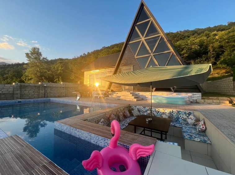 Qəbələ rayonunda yerləşən villa maksimum 12 nəfər üçün nəzərdə tutulub. Villada 5 yataq otağı, 4 samuzel və 1 hovuz mövcuddur. İstirahətiniz üçün villada hər bir şərait yaradılıb