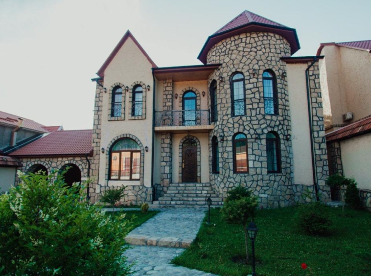 Qəbələ rayonunda yerləşən villa maksimum 10-12 nəfər üçün nəzərdə tutulub. Villada 5 yataq otağı, 4 samuzel və 1 hovuz mövcuddur. İstirahətiniz üçün villada hər bir şərait yaradılıb