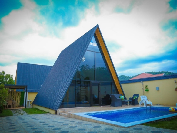 Qəbələ rayonunda yerləşən villa maksimum 5 nəfər üçün nəzərdə tutulub. Villada 2 yataq otağı, 1 samuzel və 1 hovuz mövcuddur. İstirahətiniz üçün villada hər bir şərait yaradılıb