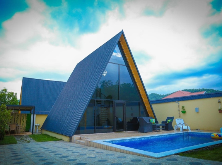 Qəbələ rayonunda yerləşən villa maksimum 5 nəfər üçün nəzərdə tutulub. Villada 2 yataq otağı, 1 samuzel və 1 hovuz mövcuddur. İstirahətiniz üçün villada hər bir şərait yaradılıb