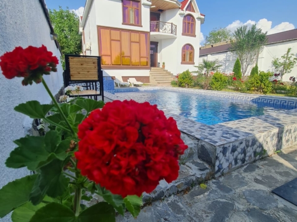 Qəbələ rayonunda yerləşən villa maksimum 12 nəfər üçün nəzərdə tutulub. Villada 5 yataq otağı, 2 samuzel və 1 hovuz mövcuddur. İstirahətiniz üçün villada hər bir şərait yaradılıb