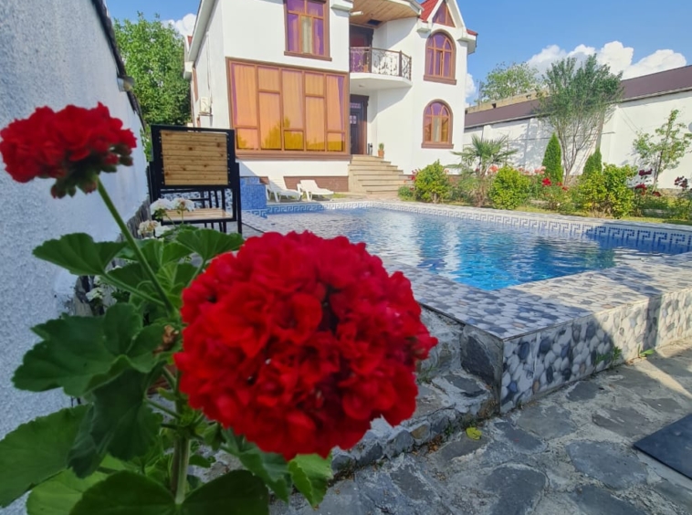 Qəbələ rayonunda yerləşən villa maksimum 12 nəfər üçün nəzərdə tutulub. Villada 5 yataq otağı, 2 samuzel və 1 hovuz mövcuddur. İstirahətiniz üçün villada hər bir şərait yaradılıb